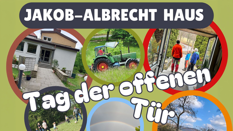 Collage: Innerhalb sechs verschiedenfarbiger Ringe befinden sich Fotos des Hauseingangs von außen und innen, ein Traktor auf einer Wiese, Menschen beim Fußballspiel, Regenbogen und Bäume. Text: »Jakob-Albrecht-Haus, Tag der offenen Tür«.